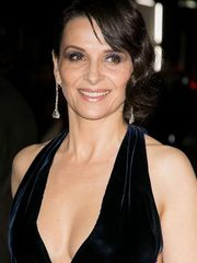 Juliette Binoche nude .